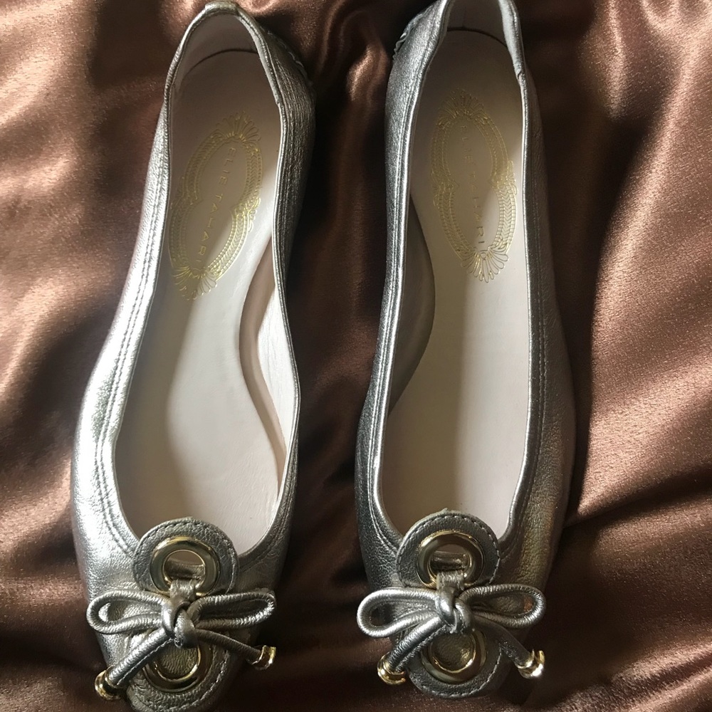 Like new, barley worn, light gold flat